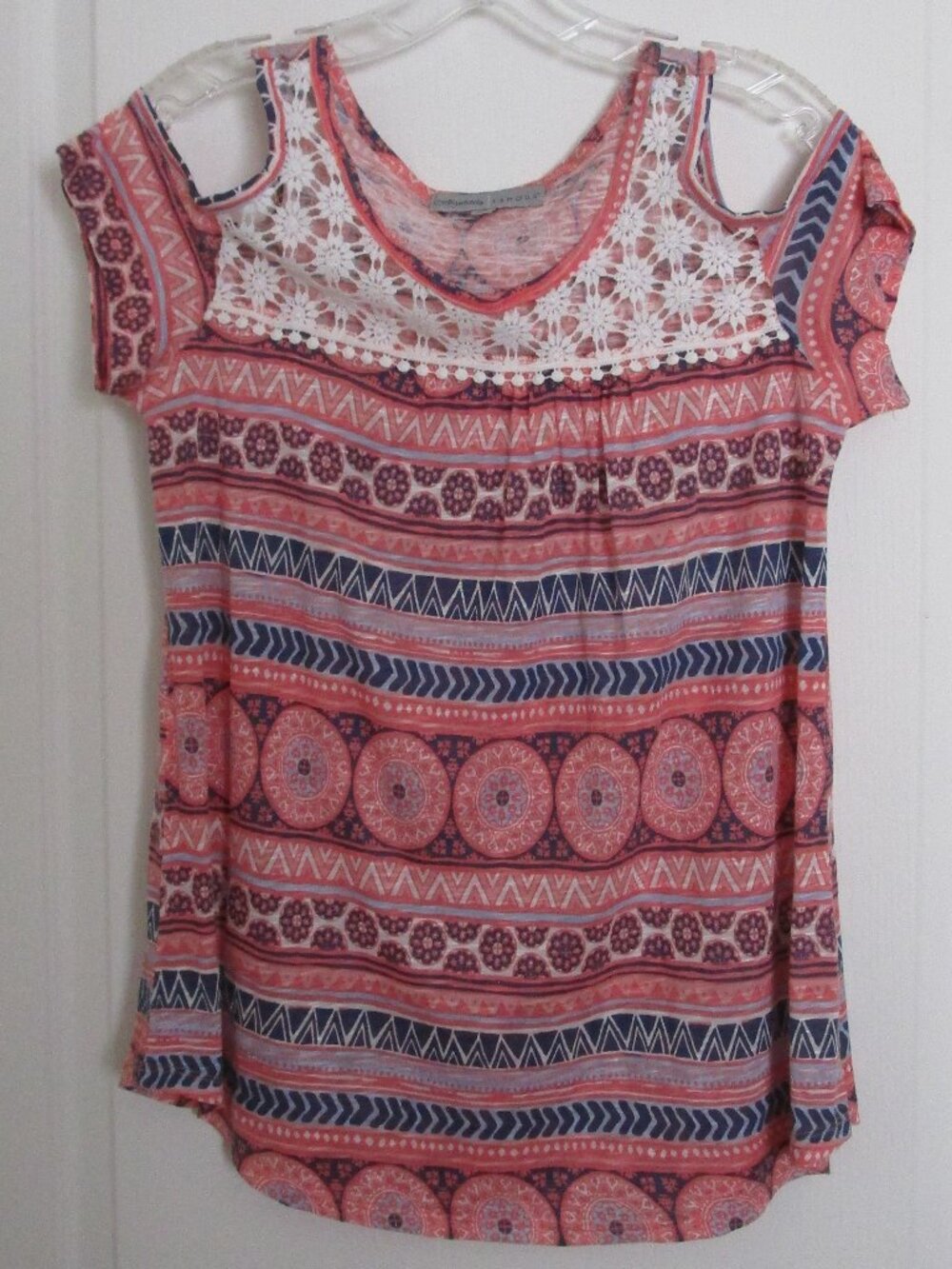 cutout shoulder patterned t-shirt